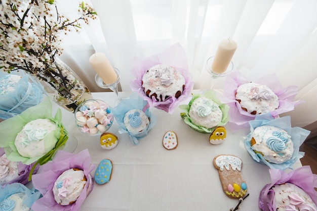 Hermosas tortas de Pascua en una mesa de luz decorada