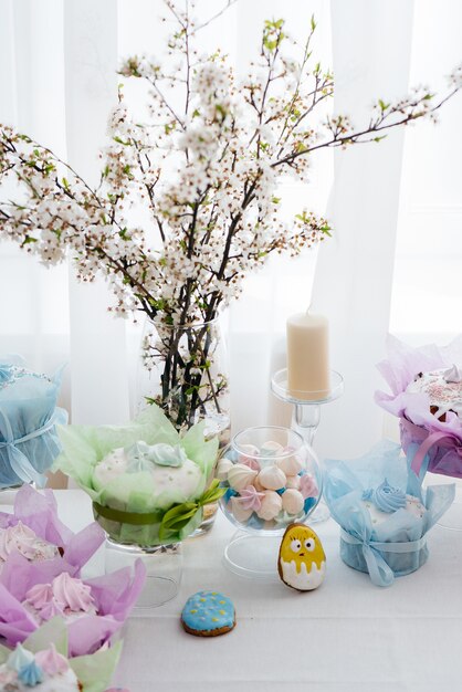 Hermosas tortas de Pascua en una mesa de luz decorada