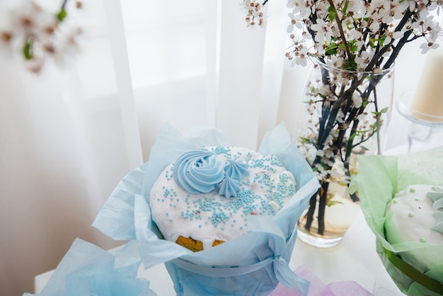 Hermosas tortas de Pascua en una mesa de luz decorada