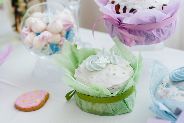 Hermosas tortas de Pascua en una mesa de luz decorada