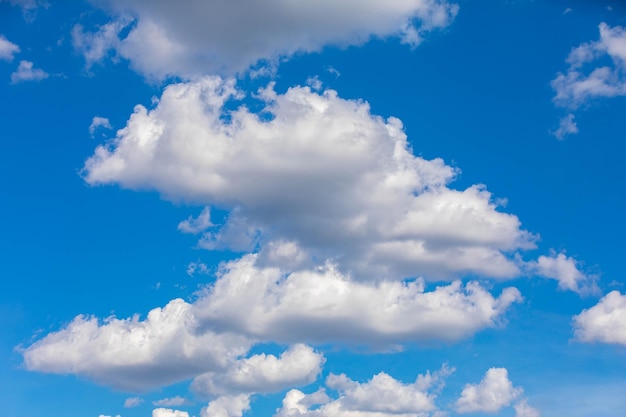 Hermosas y tradicionales nubes en el cielo azul