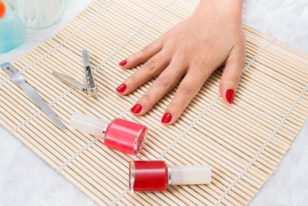 Hermosas uñas de mujer cuidadas con esmalte de uñas rojo.