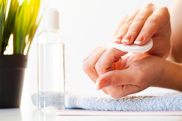 Hermosas uñas de mujer con manicura francesa