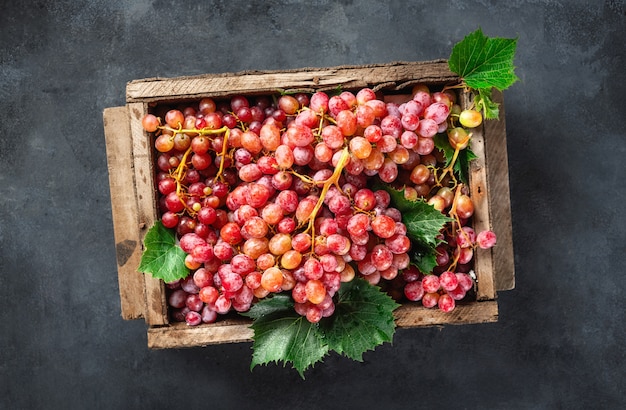 Hermosas uvas frescas crudas y orgánicas