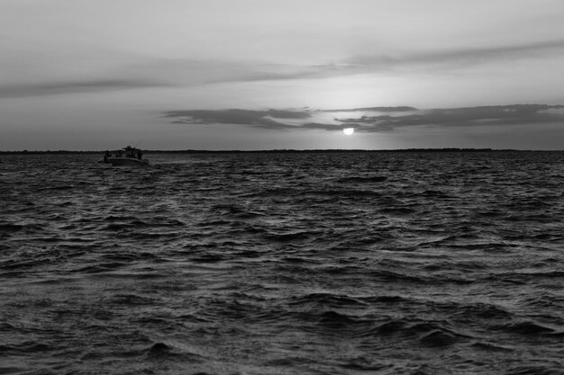 Foto hermosas vacaciones de verano en el crepúsculo amanecer temprano en la mañana sobre el mar puesta de sol en el océano sobre el agua del mar