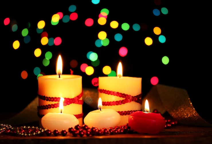 Foto hermosas velas y decoración de mesa de madera sobre fondo brillante
