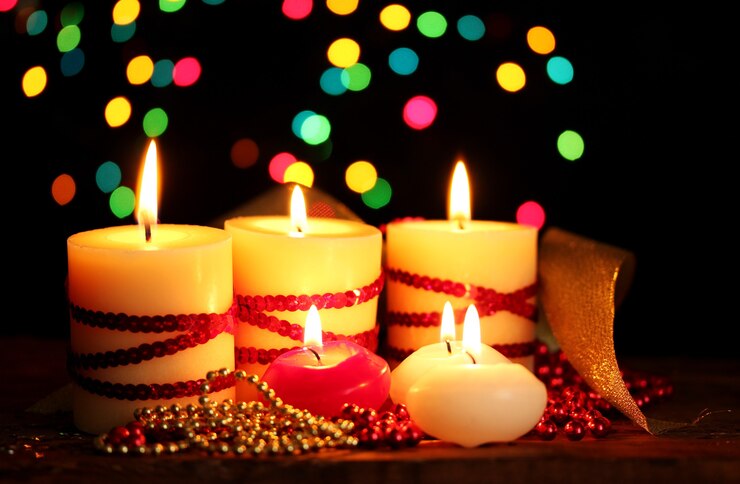 Foto hermosas velas y decoración de mesa de madera sobre fondo brillante