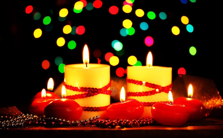 Foto hermosas velas y decoración de mesa de madera sobre fondo brillante