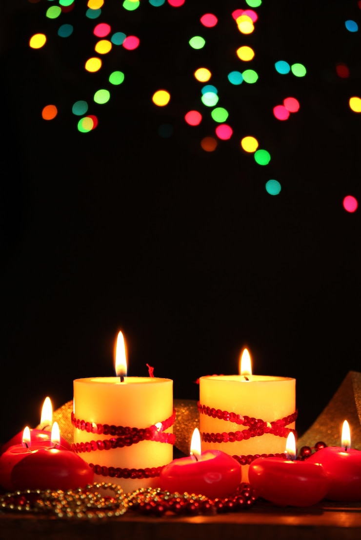 Foto hermosas velas en la mesa de madera sobre fondo brillante