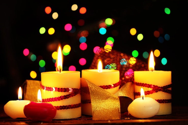 Foto hermosas velas en la mesa de madera sobre fondo brillante
