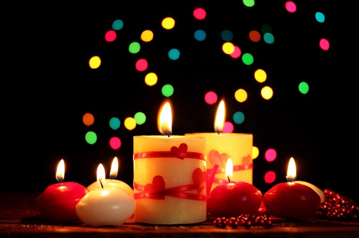 Foto hermosas velas en la mesa de madera sobre fondo brillante