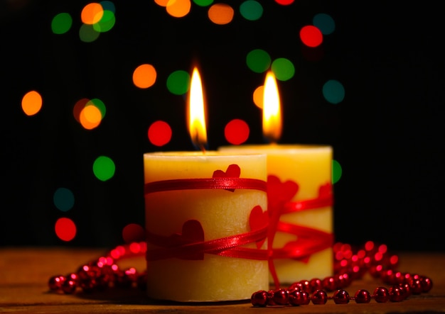 Hermosas velas en la mesa de madera