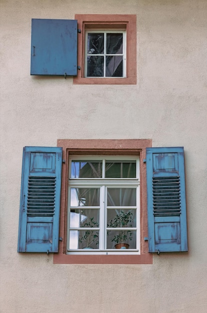 Hermosas ventanas con persianas