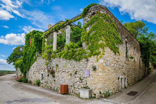 Las hermosas y verdes calles estrechas del pueblo medieval de Lussan, en el sur de Francia
