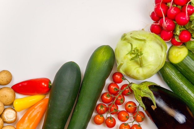 hermosas verduras jugosas sobre un fondo blanco, vista superior, flatley