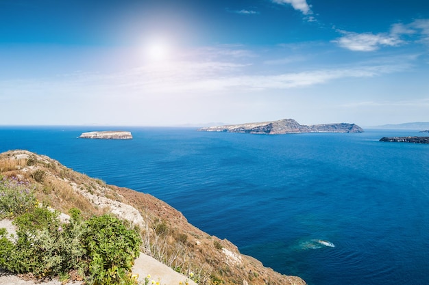 Hermosas vistas al mar y las islas. Paisaje de verano. Isla de Santorini, Grecia.