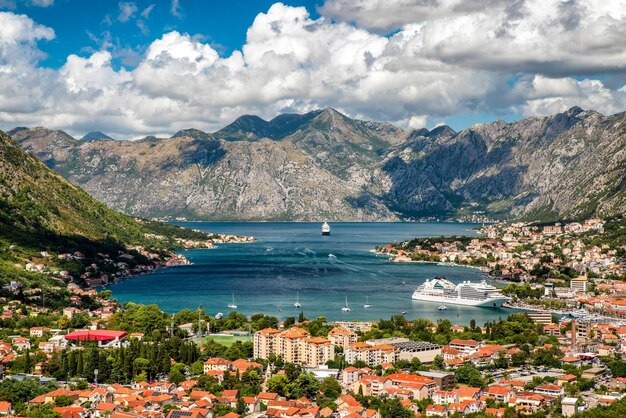 Hermosas vistas de las altas colinas, el mar Adriático y la bahía de Kotor en Montenegro