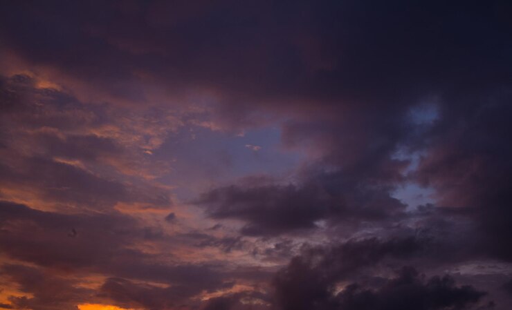 Foto hermosas vistas del cielo al atardecer y al amanecer con nubes coloridas