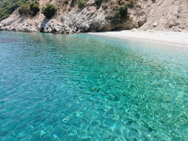 Hermosas vistas de la costa azul rocas pinos y arena blanca El mar Egeo Turquía Kusadasi