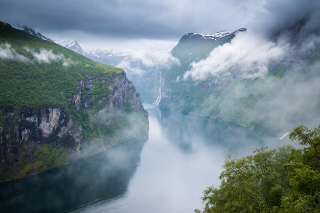 Hermosas vistas del fiordo noruego