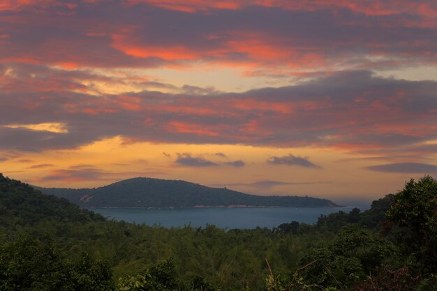 Foto hermosas vistas de una isla en tailandia por la noche