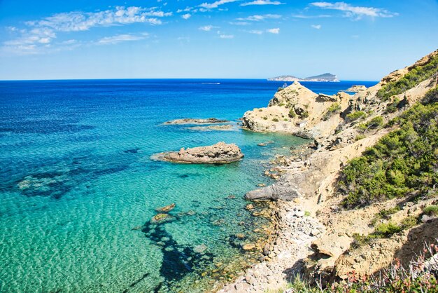 Foto hermosas vistas del mar y la costa rocosa de ibiza