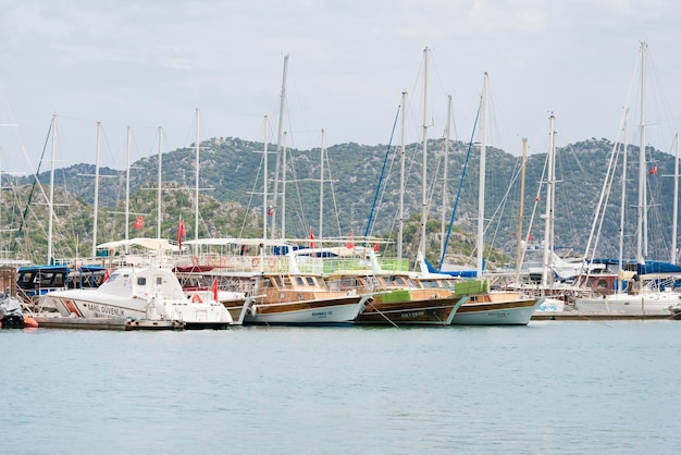 Hermosas vistas de la marina Yate amarrado cerca de una costa rocosa