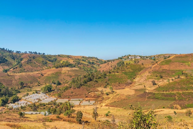 Foto hermosas vistas de las montañas en el parque nacional de mae tho chiang mai, tailandia