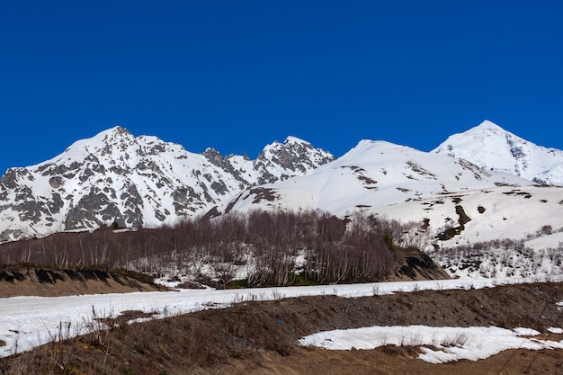 Hermosas vistas de las montañas Svaneti, la región montañosa de Georgia