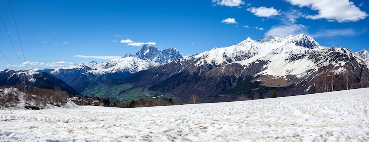 Foto hermosas vistas de las montañas svaneti, la región montañosa de georgia