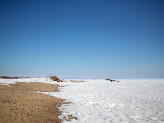 Hermosas vistas de la nieve y la arena del invierno, la playa y el mar.