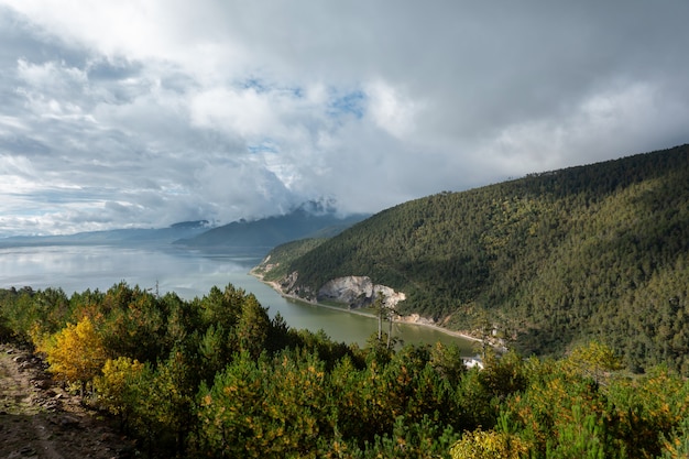 Hermosas vistas del río, las montañas y el cielo.