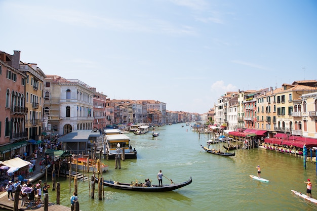 Hermosas vistas soleadas de los canales de Venecia, Italia