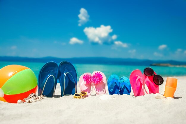 Hermosas zapatillas en la arena junto al mar Grecia sobre fondo de naturaleza