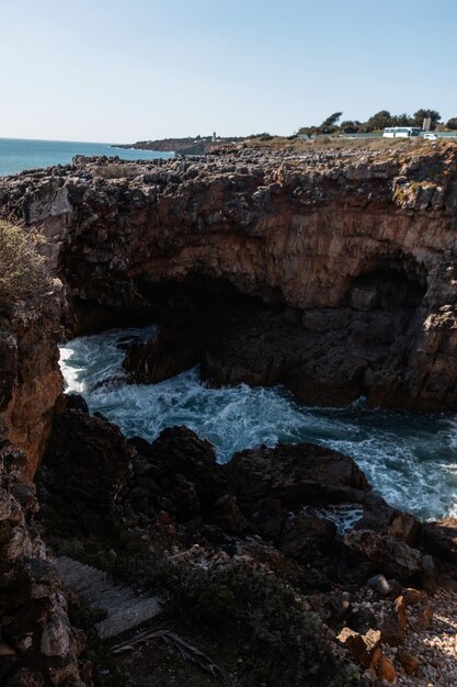 Hermoso acantilado rocoso cerca del océano en Portugal