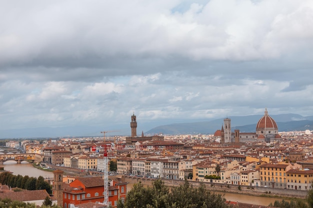 Hermoso y acogedor casco antiguo con casas antiguas con techos rojos y catedrales en Florencia Italia