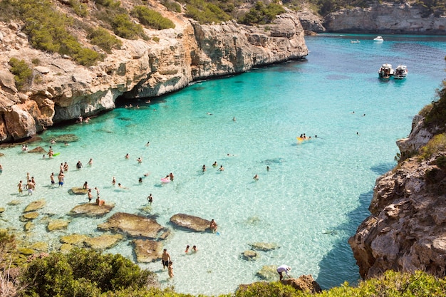 Hermoso agua de mar azul claro en Mallorca España paisaje de verano