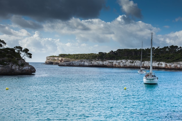 Hermoso agua de mar azul claro en el paisaje de la playa del mar de Mallorca España