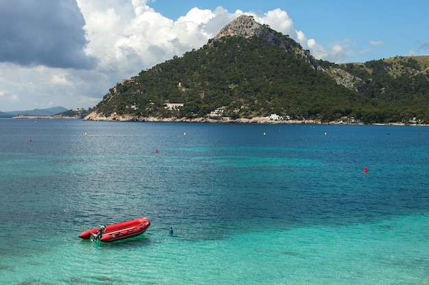 Hermoso agua de mar azul claro en el paisaje de la playa del mar de Mallorca España