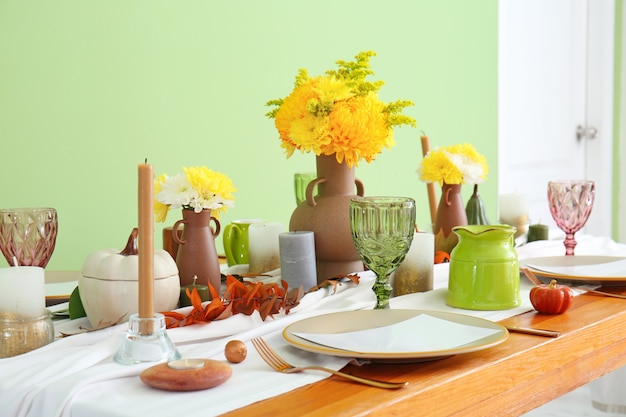 Hermoso ajuste de la tabla para la celebración del Día de Acción de Gracias en el comedor