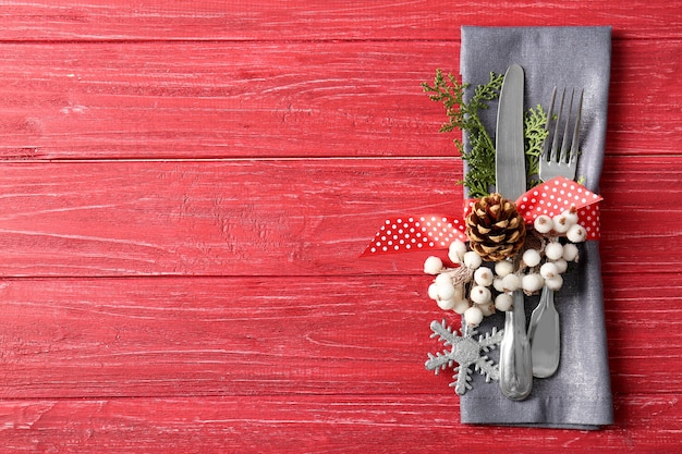 Hermoso ajuste de la tabla de Navidad en la mesa roja