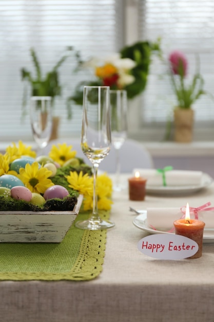 Hermoso ajuste de la tabla de Pascua de vacaciones