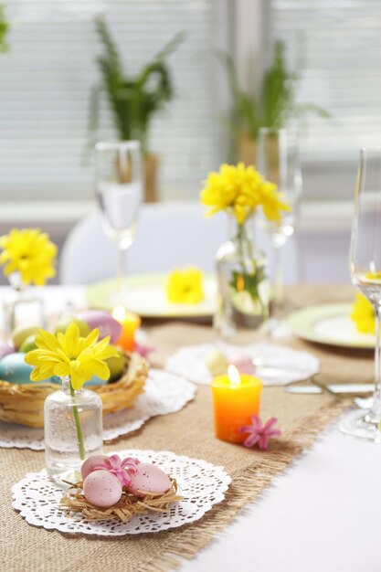 Hermoso ajuste de la tabla de Pascua de vacaciones