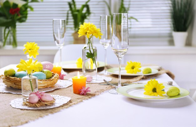 Hermoso ajuste de la tabla de Pascua de vacaciones