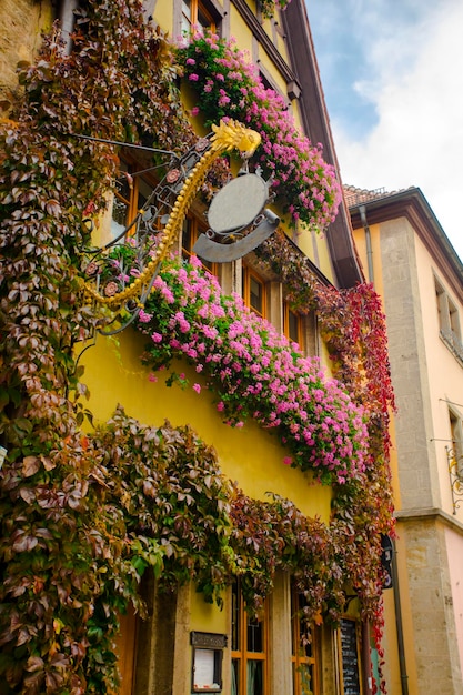 El hermoso alféizar de cada hogar en la ciudad de cuento de hadas de Rothenburg, Alemania