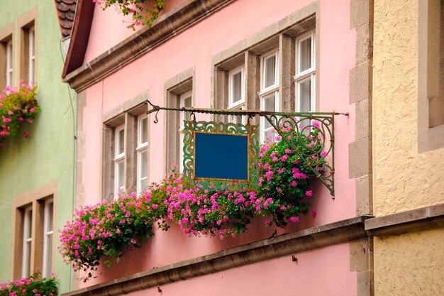 El hermoso alféizar de cada hogar en la ciudad de cuento de hadas de Rothenburg, Alemania