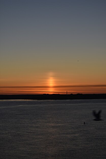 Hermoso amanecer brillante en el río volga