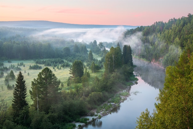 Hermoso amanecer brumoso en el Parque Natural Deer Springs