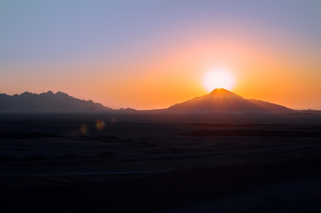 Hermoso amanecer en el desierto en las montañas