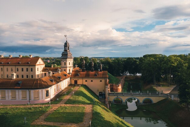 Hermoso amanecer dorado cerca del Palacio en Nesvizh, región de Minsk